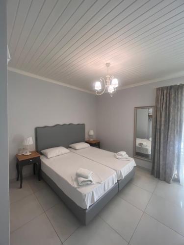 Postel nebo postele na pokoji v ubytování Eva Beach Hotel Lefkada