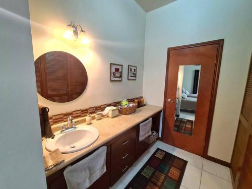 een badkamer met een wastafel en een spiegel bij Acogedora casa en Chihuahua Capital in Chihuahua