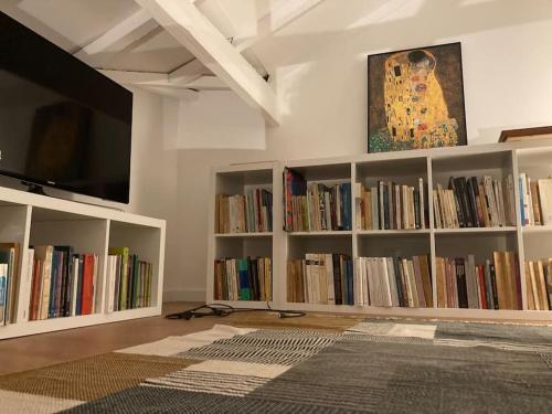 Oporto city center charming house في بورتو: غرفة مع رفوف كتاب مليئة بالكتب