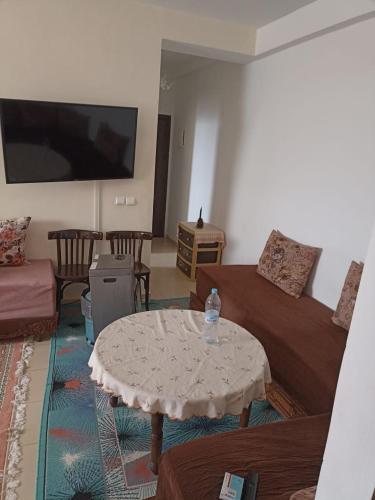 a living room with a couch and a table at Le bon séjour in Ifrane
