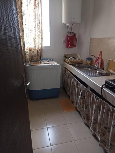 a kitchen with a tub next to a sink at Le bon séjour in Ifrane
