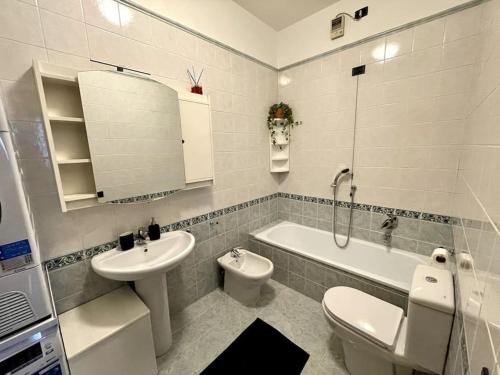 ヴェローナにあるL'appartamento di Giuliettaのバスルーム(洗面台、トイレ、バスタブ付)