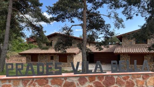 ein Schild, das echte Villa vor einem Gebäude liest in der Unterkunft Prades Vila Bella - Casa Molinets i Casa Borrianes in Prades
