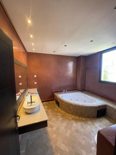 un ampio bagno con vasca e lavandino di villa founty ad Agadir