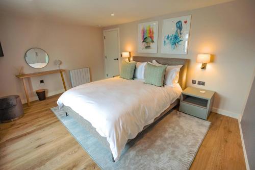 - une chambre avec un grand lit et un miroir dans l'établissement SoHot Stays Harbourside Suite 2nd Floor Sleeps 4, à Kent