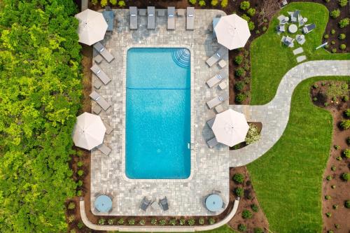 an overhead view of a swimming pool with umbrellas at Greyfinch Chatham Inn in Chatham