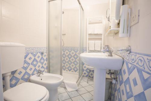 Ένα μπάνιο στο Hotel Sardi