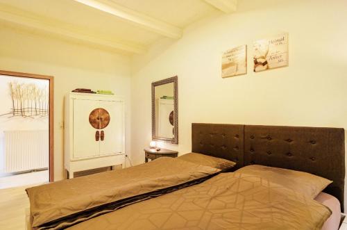 a bedroom with a bed and a mirror on the wall at Huus ant Dörpsdiek in Krummhörn