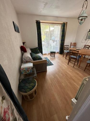 un salon avec un canapé et une table dans l'établissement De la campagne au Mont-Saint-Michel, à Pontorson