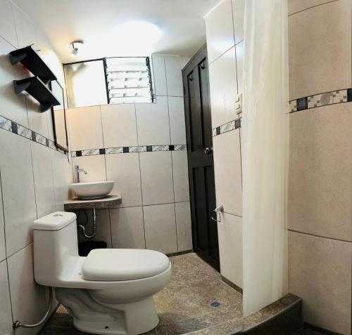 un bagno con un water e un lavandino di Sambleña a Cuzco