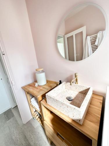 a bathroom with a sink and a mirror at Logement entier 75 m2 in Boulogne-Billancourt