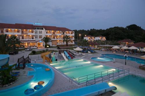 un complejo con 2 piscinas y un tobogán de piscina en Hotel Kanali en Kanali