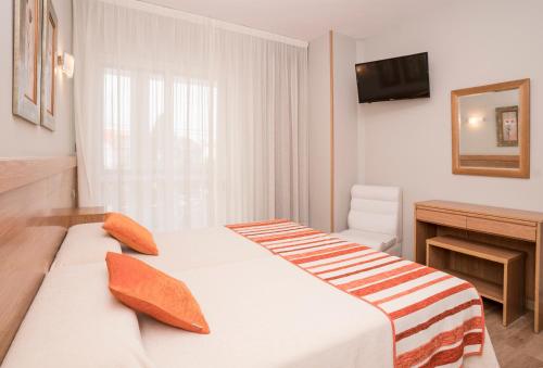 a hotel room with a bed and a desk at Hotel Caribe Sanxenxo in Sanxenxo