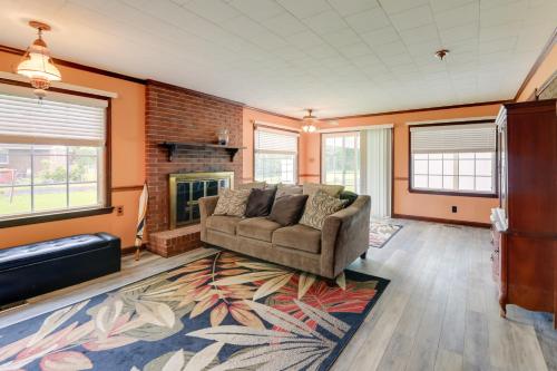 - un salon avec un canapé et une cheminée dans l'établissement New Bern Vacation Rental 2 Mi to Downtown, à New Bern