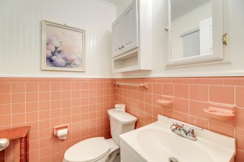 une salle de bains rose avec toilettes et lavabo. dans l'établissement New Bern Vacation Rental 2 Mi to Downtown, à New Bern