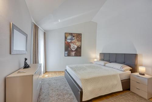 Un dormitorio con una cama, una cómoda y un espejo. en Sara Luxury in City Center, en Poreč