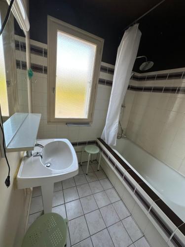 een badkamer met een wastafel en een bad bij De la campagne au Mont-Saint-Michel in Pontorson
