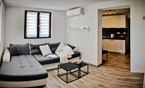 Apartment Tora for 2 with private parking, near centar and sea