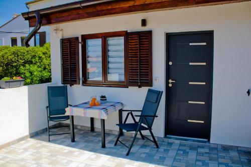 Apartment Tora for 2 with private parking, near centar and sea