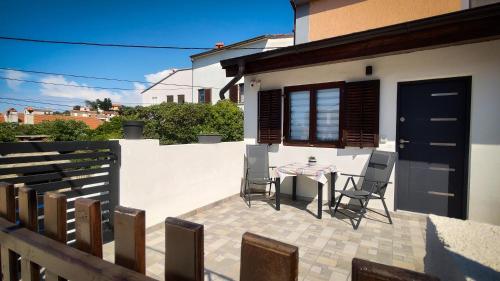 Apartment Tora for 2 with private parking, near centar and sea