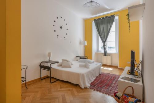 ein Schlafzimmer mit einem Bett und einem TV in der Unterkunft Charme Bukowski, a Trieste centro con parcheggio in Triest