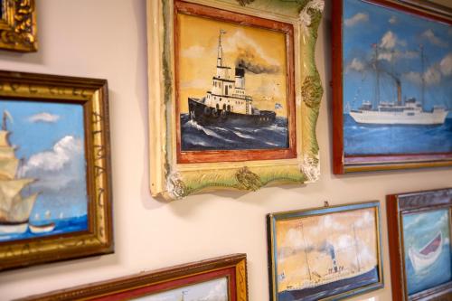 雅典的住宿－福若格斯住宿加早餐旅館，挂在墙上的一组图片