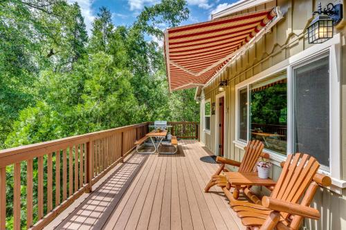 Rustic Oakhurst Retreat Less Than 4 Mi to Bass Lake!