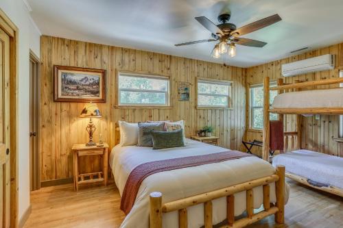 um quarto com uma cama e uma ventoinha de tecto em Rustic Oakhurst Retreat Less Than 4 Mi to Bass Lake! em Oakhurst