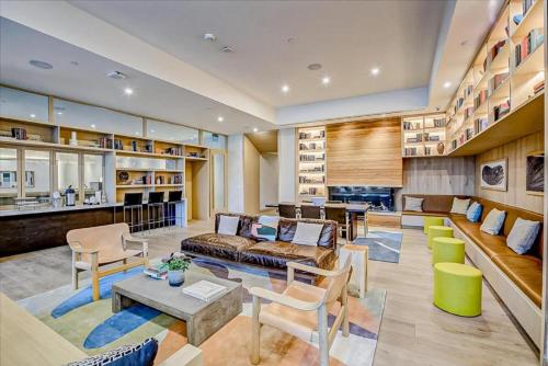 sala de estar con sofá y mesa en Brand New Rainey Street Condo with City and Lake View, en Austin