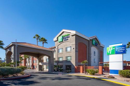 a hotel with a sign in front of a building at Holiday Inn Express & Suites Tucson North - Marana, by IHG in Tucson