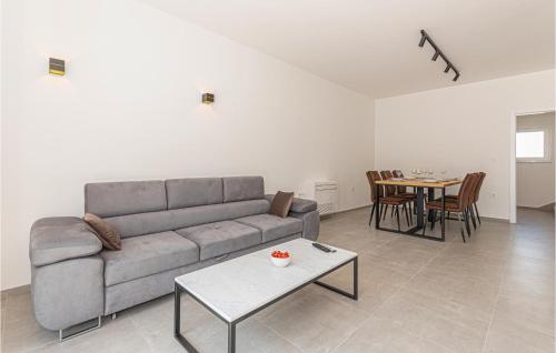 un soggiorno con divano e tavolo di Awesome Home In Bilice With Wifi a Bilice (Bilizze)