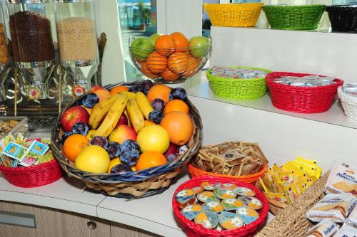 Ein Bündel Früchte in Körben auf einer Theke in der Unterkunft Hotel Vienna in Cattolica