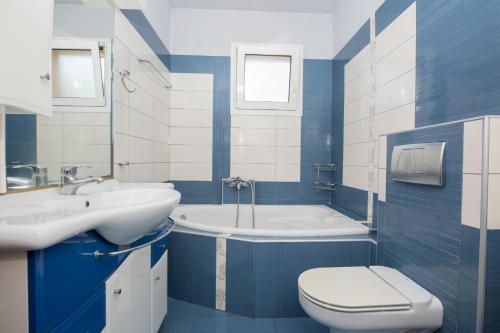 スカラ・ラクニオウにあるGeka's apartmentの青と白のバスルーム(トイレ、シンク付)