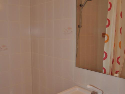 Charmant 2 pièces avec balcon et parking, proche centre et remontées mécaniques !