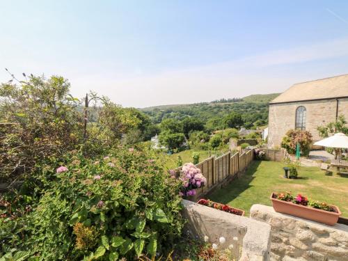a view of the garden from the cottage at Mole Cottage in Liskeard