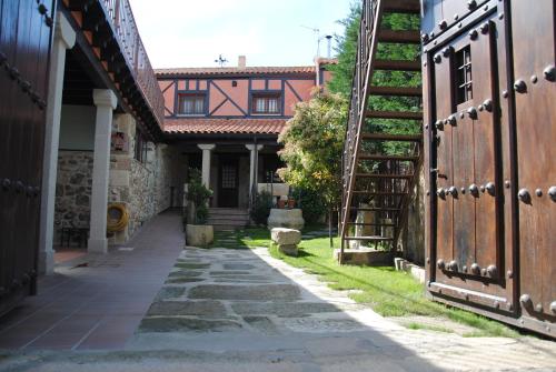 un vicolo in una vecchia casa con una scala di Rural Montesa a San Pelayo de Guareña