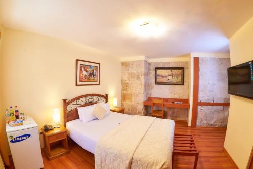 Habitación de hotel con cama y TV en Hotel Santa Rosa, en Arequipa