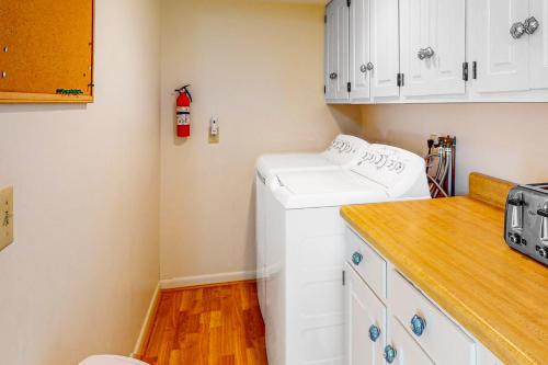 a laundry room with a washer and dryer at Birch Circle Beach House in Ogunquit