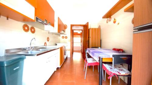 kuchnia ze stołem, zlewem i blatem w obiekcie Villa Montedarena w mieście Pulsano