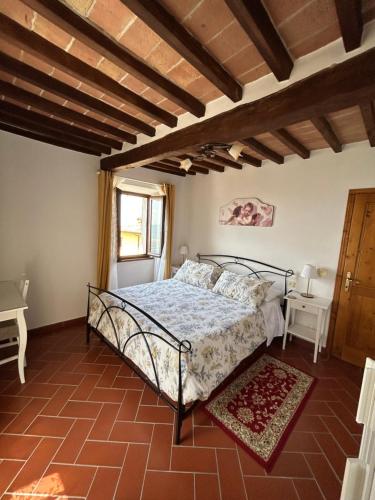 une chambre avec un lit dans une pièce dans l'établissement La Casa di Laura, à Cortone