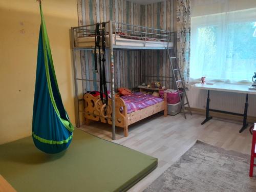 1 dormitorio con litera y hamaca en Családi szálláshely a Pilisben, en Piliscsév