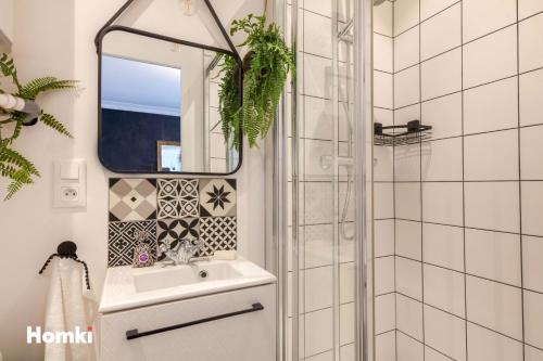 a bathroom with a sink and a mirror at BELLE REINE - 3 APPARTEMENTS EN COEUR DE CENTRE-VILLE in Aix-les-Bains