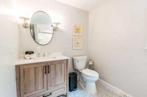een badkamer met een toilet, een wastafel en een spiegel bij Beautiful Home Easy Access to Beaches in Brewster
