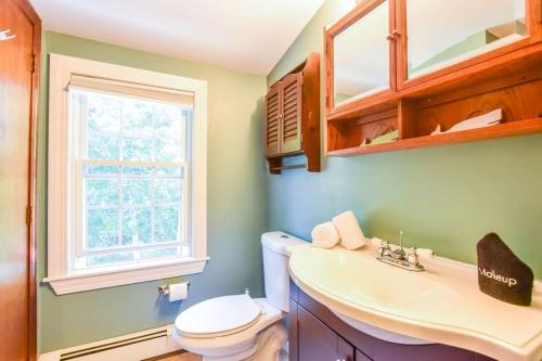 La salle de bains est pourvue de toilettes, d'un lavabo et d'une fenêtre. dans l'établissement Close to Bayside Game Room w Pool Table, à Brewster