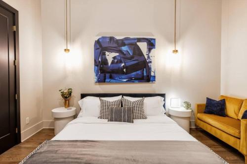 Cama ou camas em um quarto em Luxurious Loft-Downtown Nash204