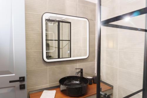 Sani Deluxe Suites Home- Monastiraki Square - Brand New Home