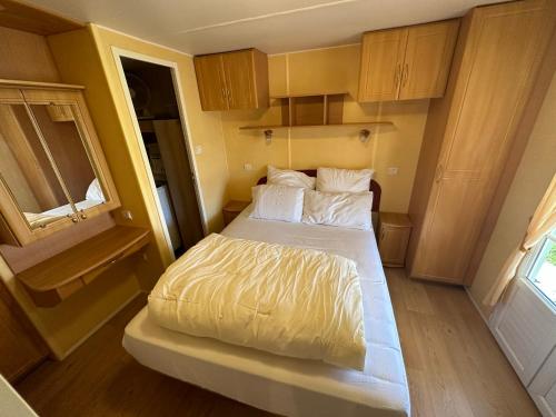 a small bedroom with a bed and a window at mobil-home cosy, calme, therme, aquensis, casino in Bagnères-de-Bigorre