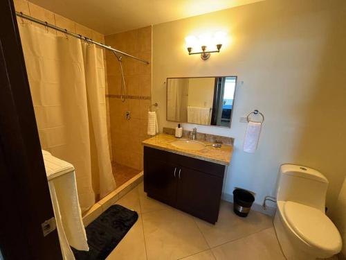 y baño con aseo, lavabo y ducha. en Calafia, Oceanview Condo Resort in Rosarito., en Rosarito