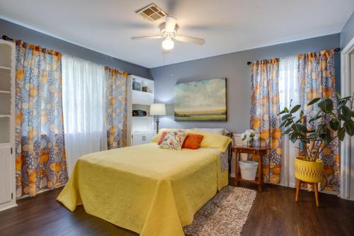 ein Schlafzimmer mit einem Bett mit gelber Tagesdecke in der Unterkunft Norman Home with Yard, Walk to Park and OU Campus! in Norman