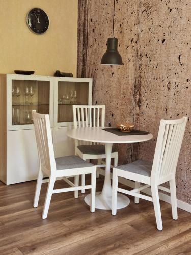 una mesa blanca y sillas en una cocina en Haus Bethania Ferienwohnung grande, en Bad Kissingen